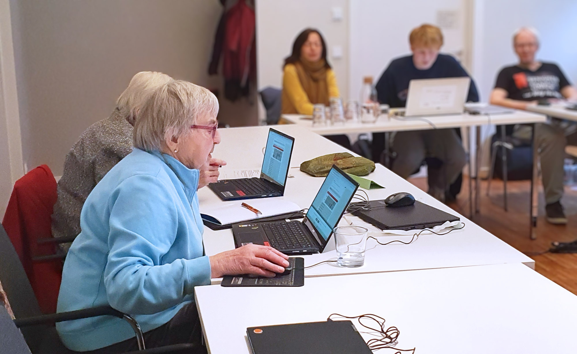 Ältere Menschen lernen gemeinsam am Laptop