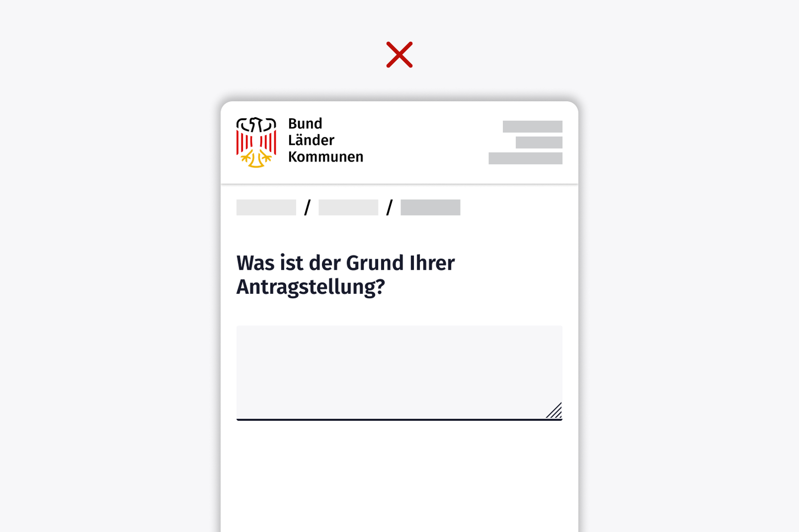 Schematisches Behördenformular mit einem roten Kreuz darüber; Frage: „Was ist der Grund Ihrer Antragstellung?; darunter ein größeres Freitextfeld
