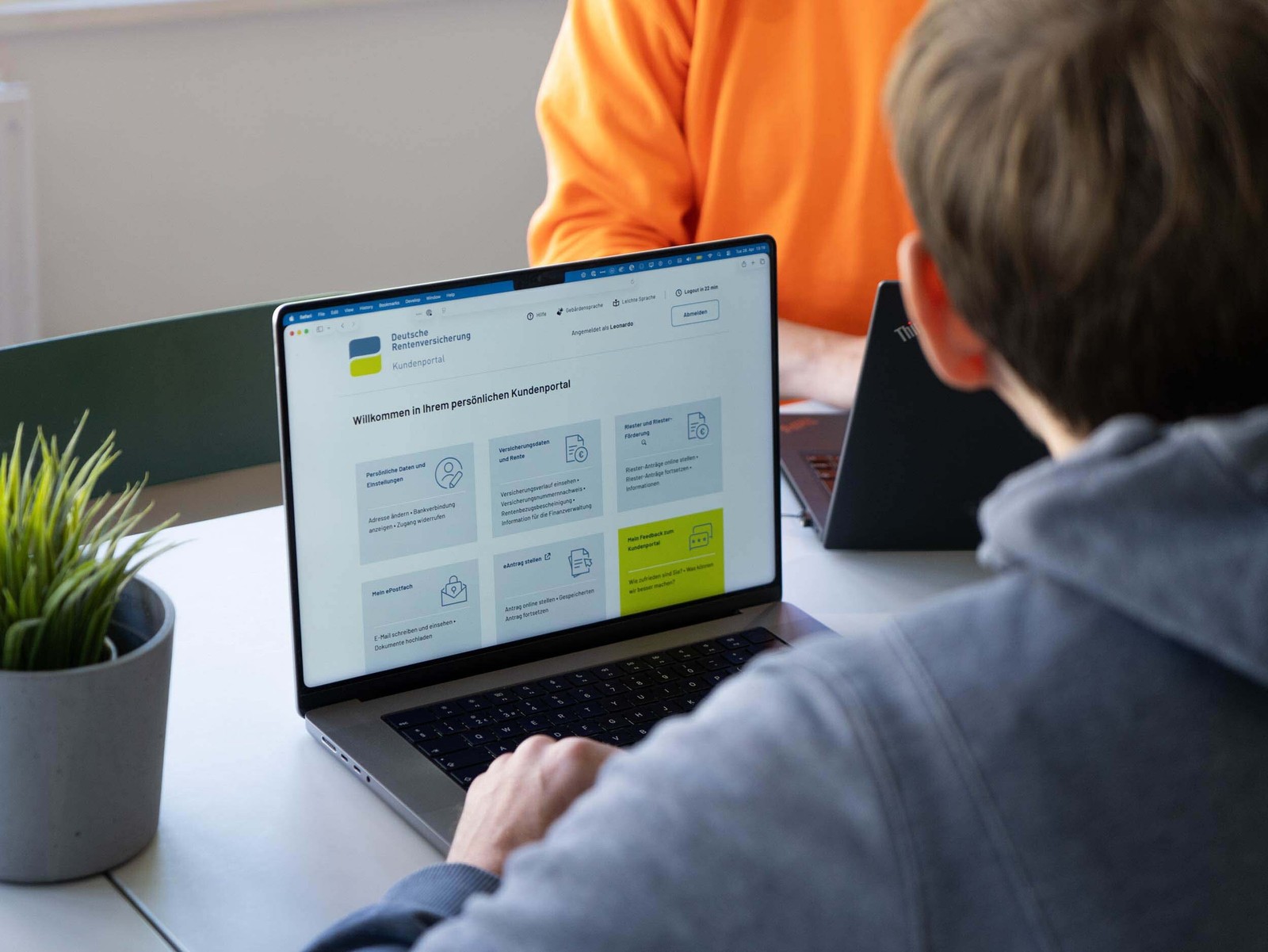 Person schaut auf Laptop-Bildschirm mit Ansicht des Kundenportals